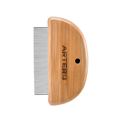 Bamboo handled comb with fine metal teeth, featuring the ARTERO logo.
